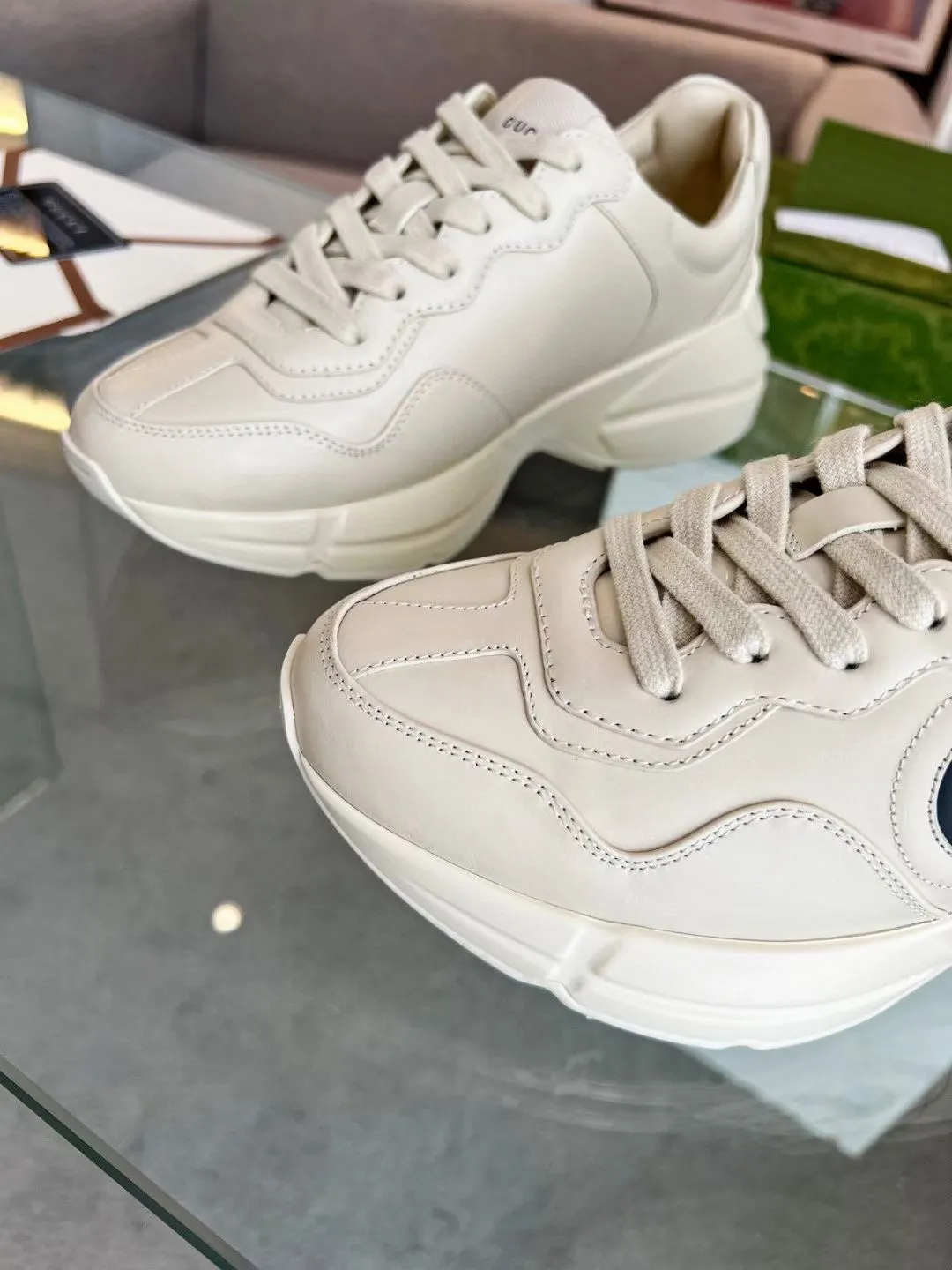 👟👟Ex-factory price 480👟👟 Women's shoes, women's clothing, men's models ➕10 Gucci dad shoes for couples, distressed leather horn-shaped retro jogging shoes. The Balenciaga grandpa trend has subsided and ushered in GUCCI dad shoes, the trend leader in the fashion industry. Original shoes are molded and original lasts are made by Italian handmade OEM! [Gucci original dad shoes] Original surface: imported calfskin! Lining: Grade A hybrid lambskin! Outsole: The highest restoration sole T👟👟Ex-factory price U material plus wear-resistant foam (anti-wear cushioning) ivory leather processed with distressed effect The sole is 5cm high! The comfort level is excellent, killing all high-end versions on the market! Original logo outsole! 👣Size: Women’s size 35-40. Men's size 38-45. Women's heel with 🈚️logo! Men's heel with 🈶️logo!